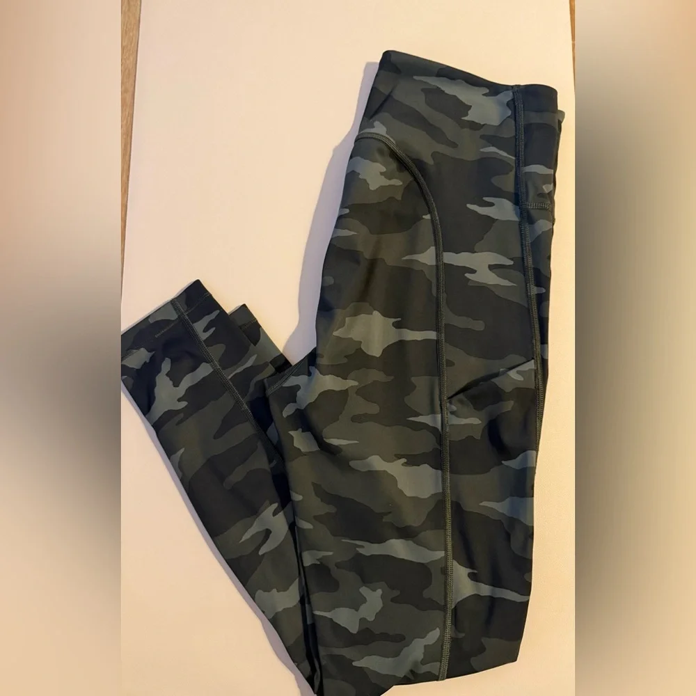 Athleta Camo 7/8” Leggings Size Small - Picture 2 of 4
